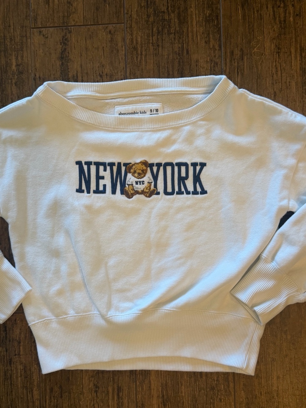 Abercrombie kids white sweatshirt embroidered "New York”teddy bear 9/10